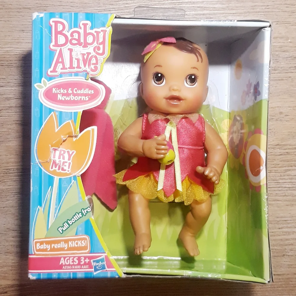 Baby Alive Kicks and Cuddles Newborn Doll - 6" Doll Bottle Does Not Retract - Picture 5 of 17